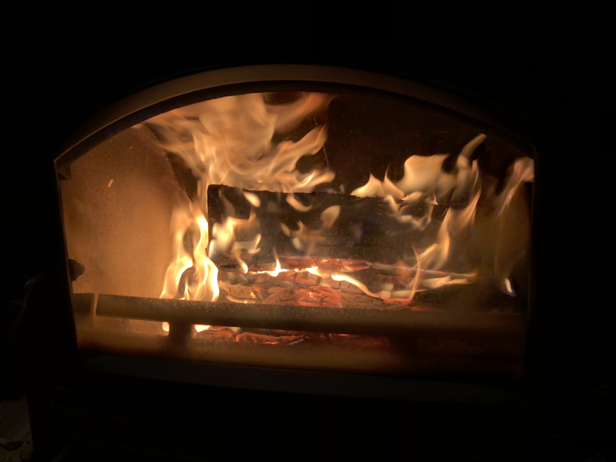 ログハウスでのウチの薪ストーブ、今日の薪はよく燃えてくれます。