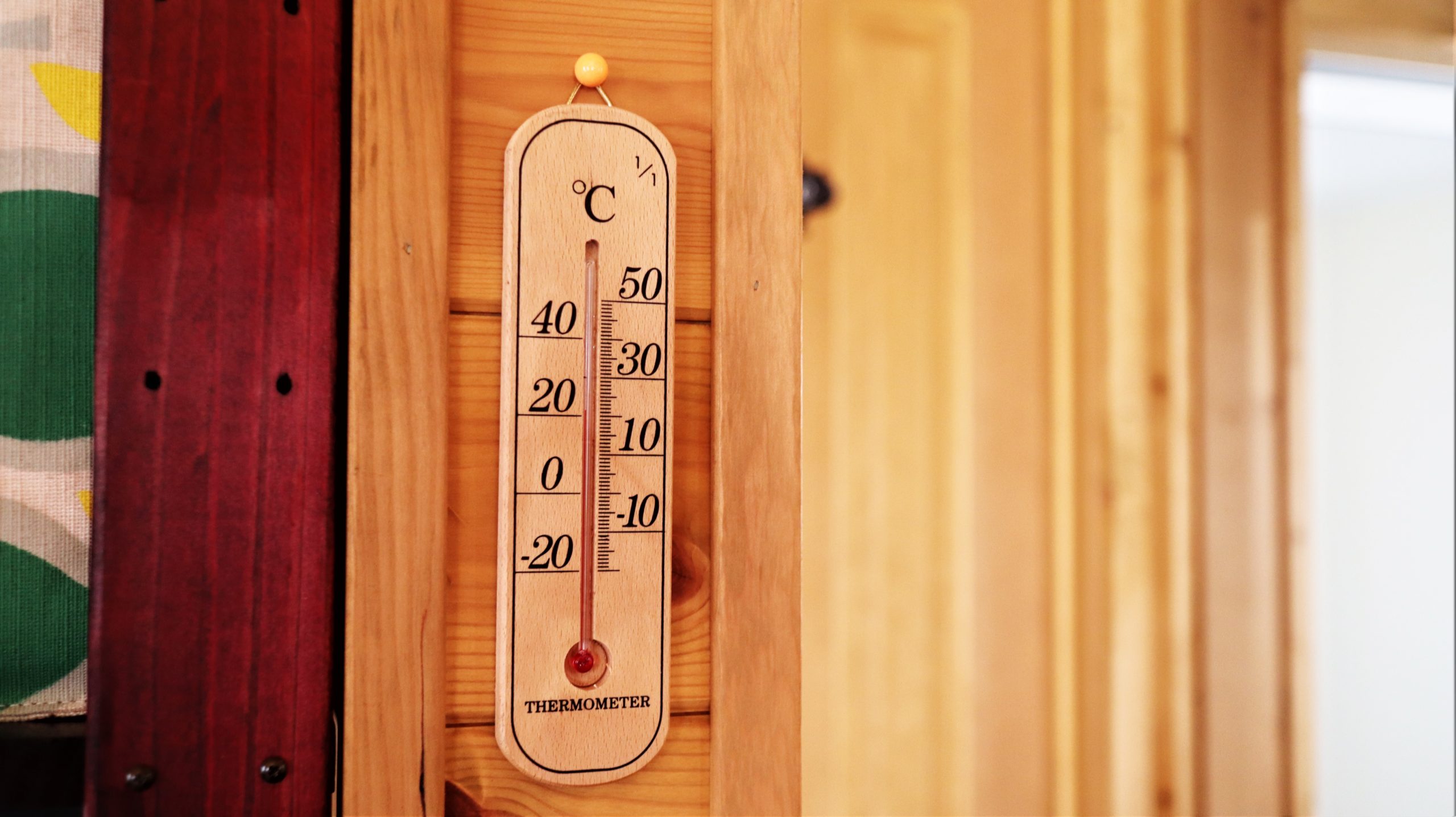 １００均で買った木の温度計がログハウスによく似合う